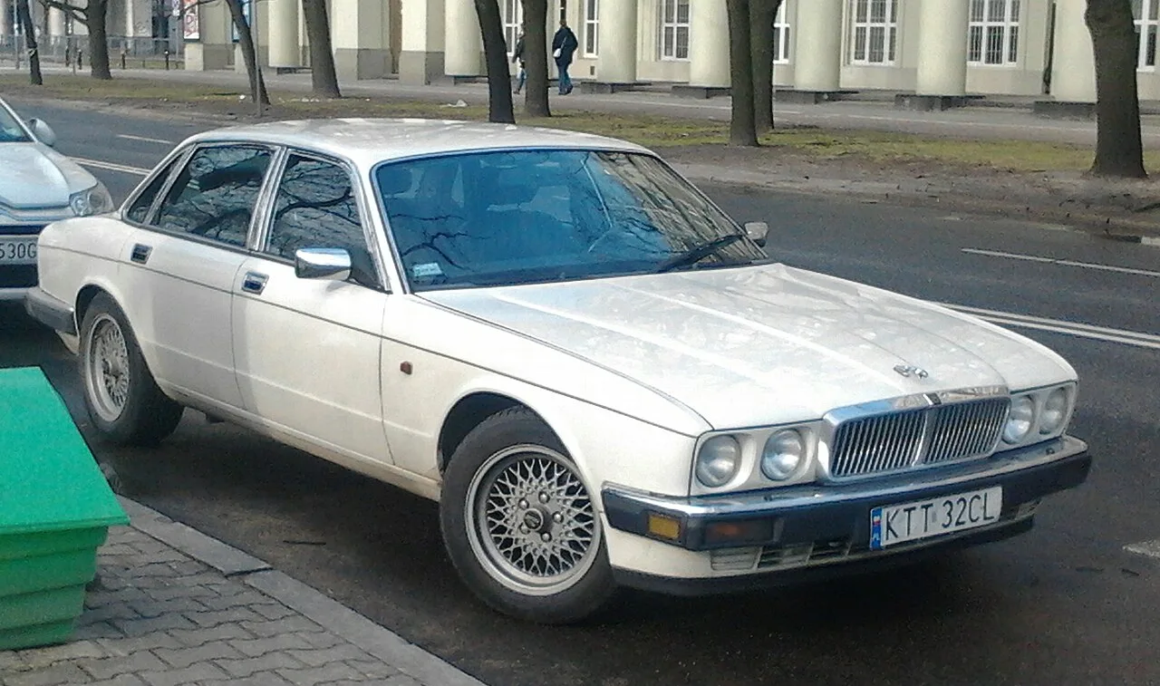 Jaguar XJ, side