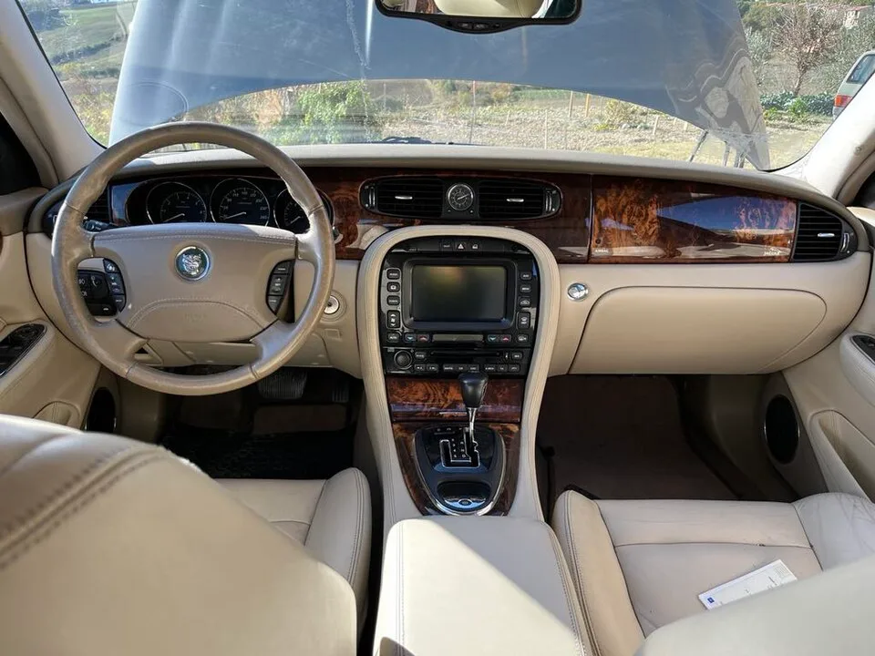 Jaguar XJ, interior