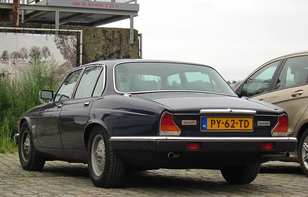 Jaguar XJ, rear