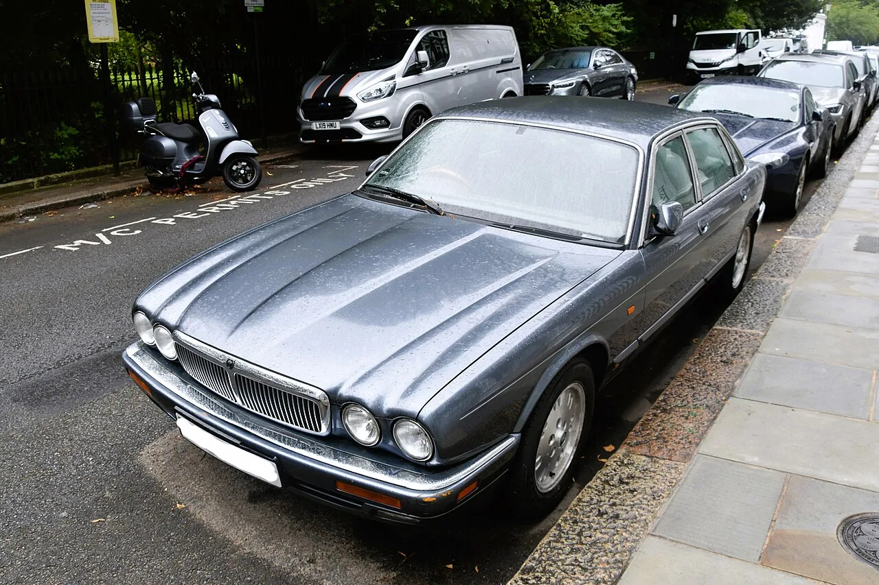 Jaguar XJ, rear