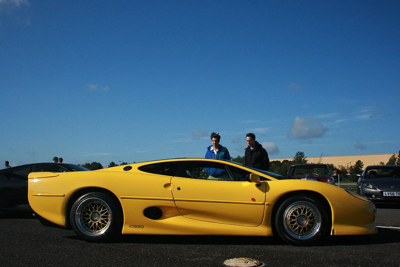 Jaguar XJ220, side