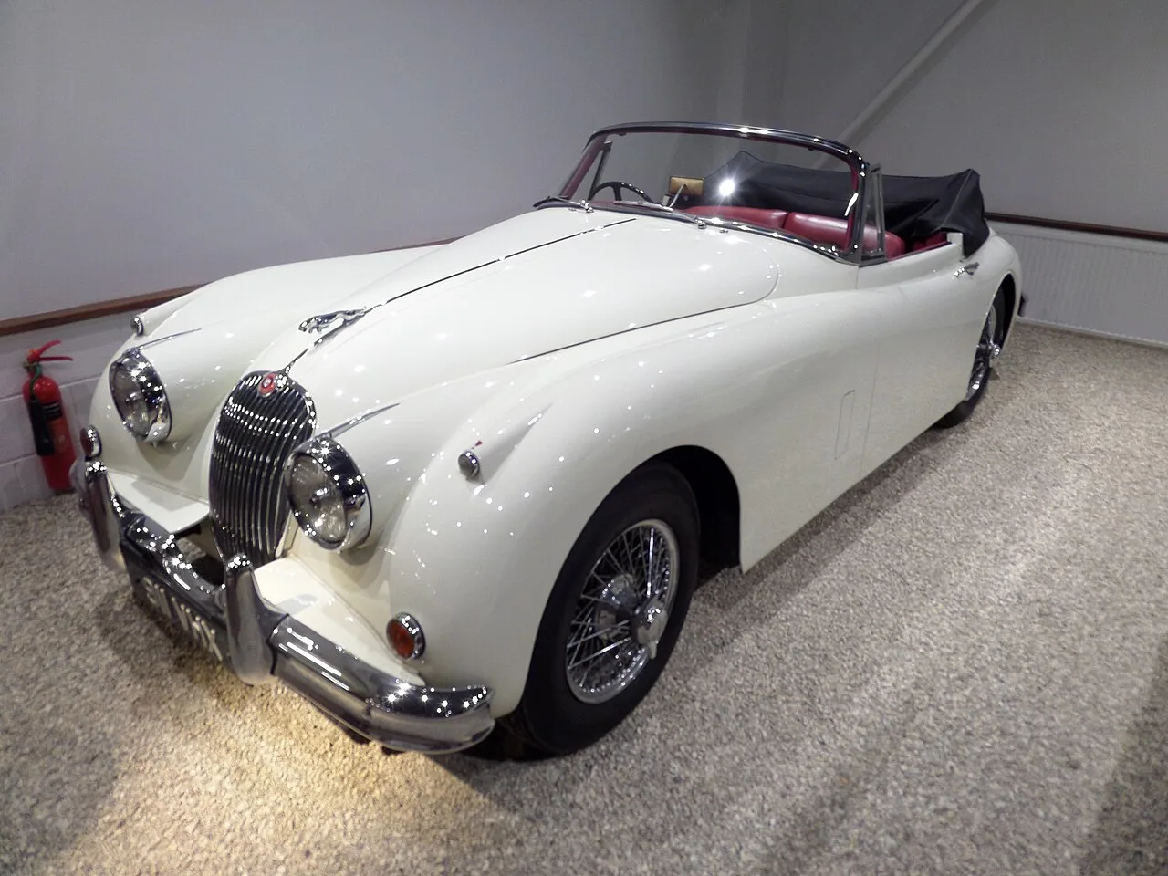 Jaguar XK150, side