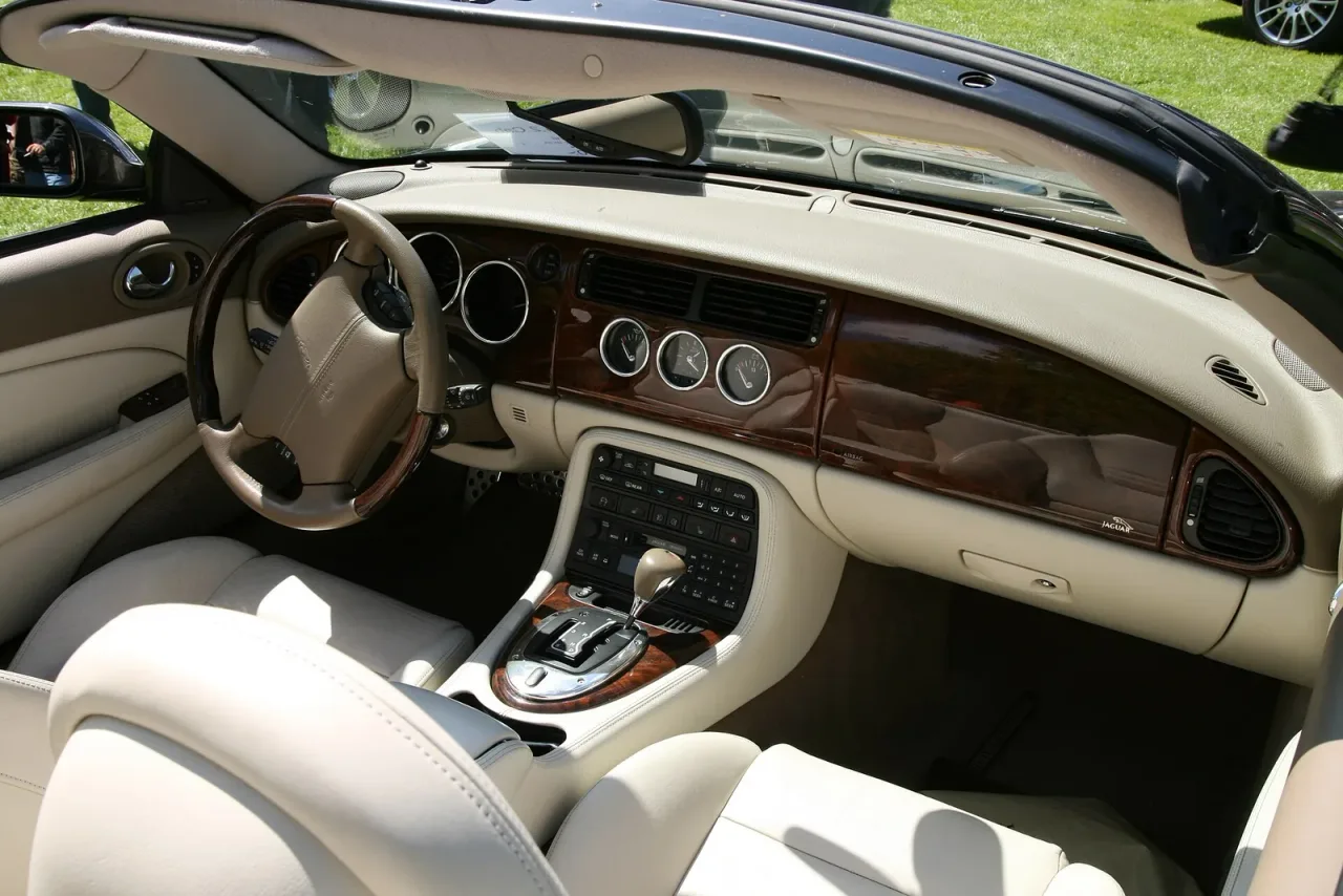 Jaguar XKR, interior