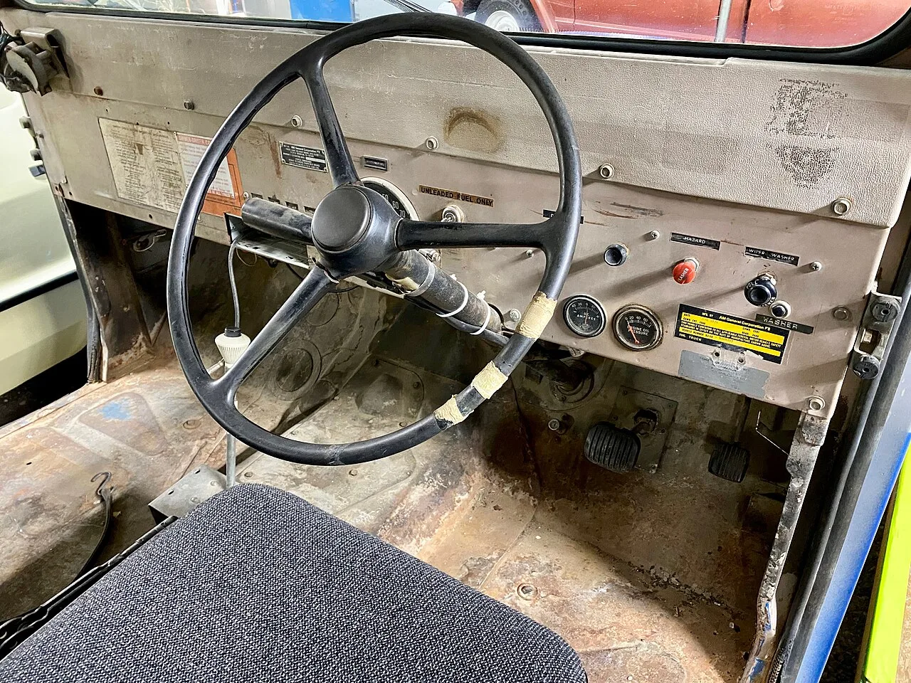 Jeep DJ, interior