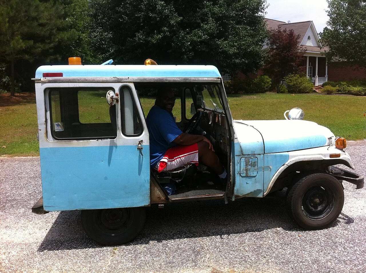 Jeep DJ, side