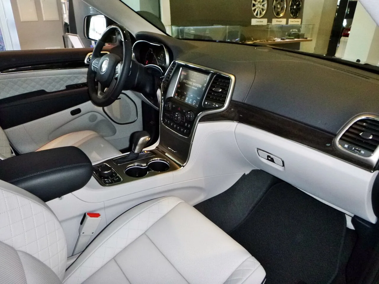 Jeep Grand Cherokee Trackhawk, side