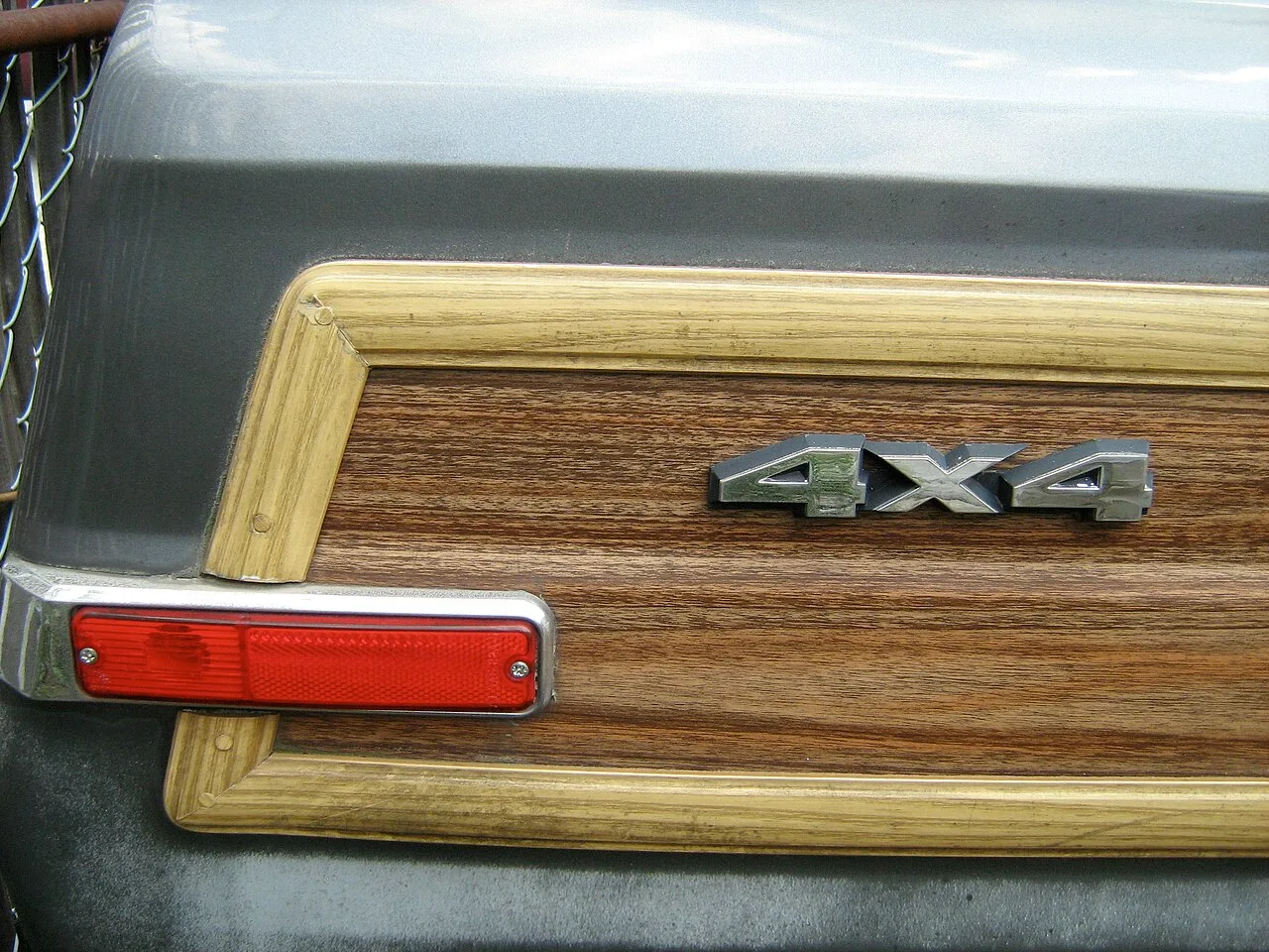 Jeep Grand Wagoneer, side