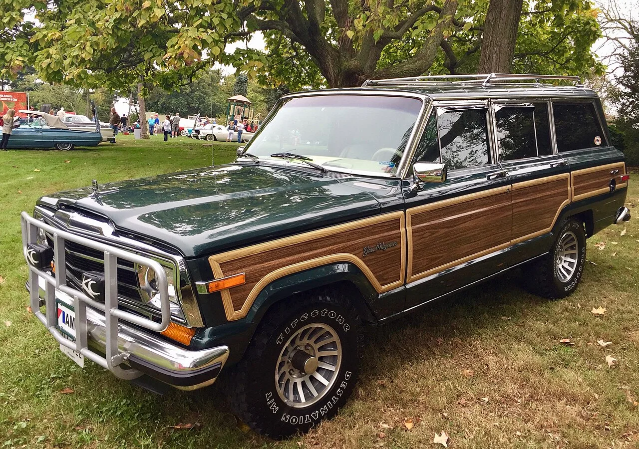 Jeep Grand Wagoneer, side