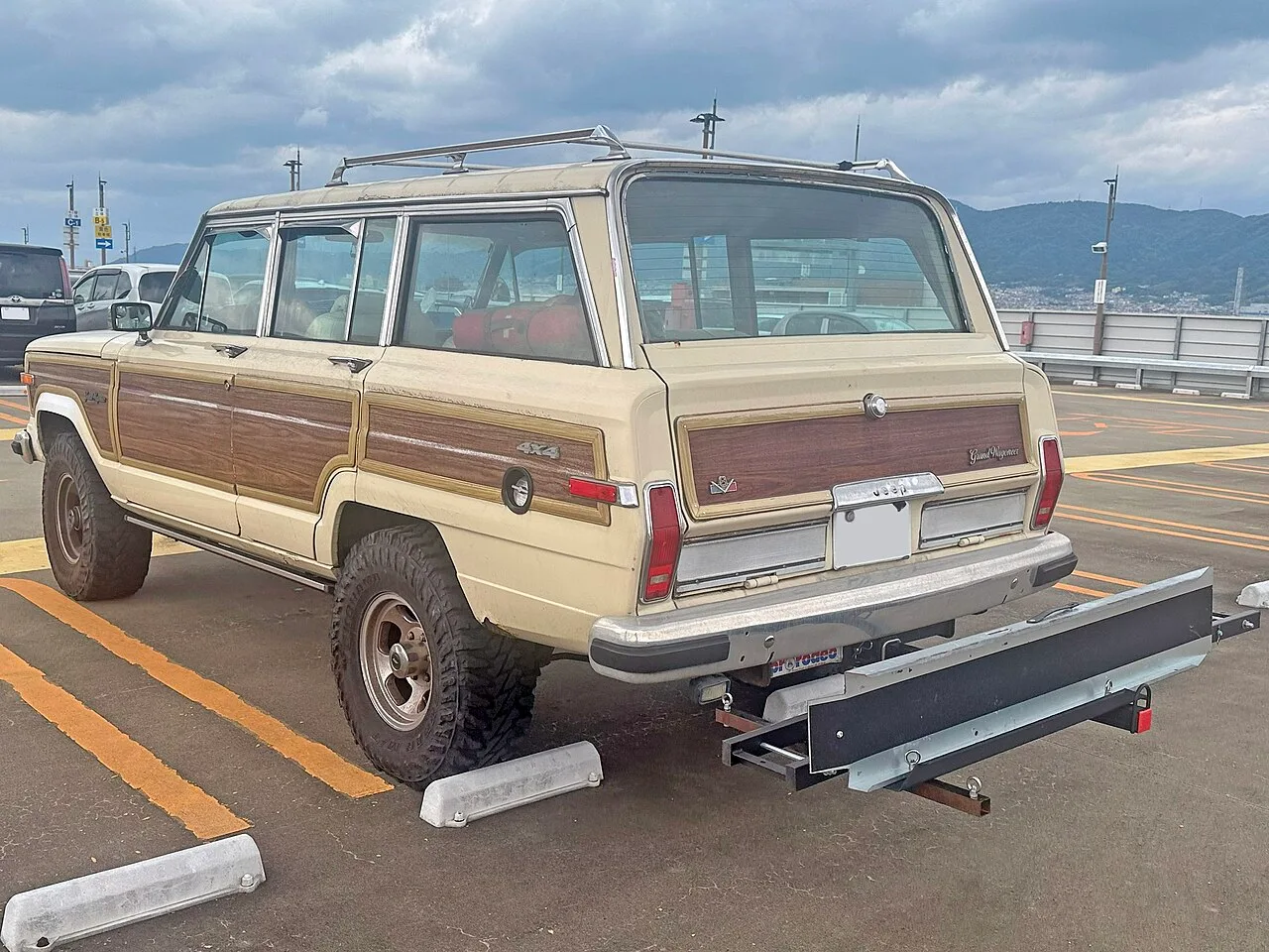 Jeep Wagoneer, rear