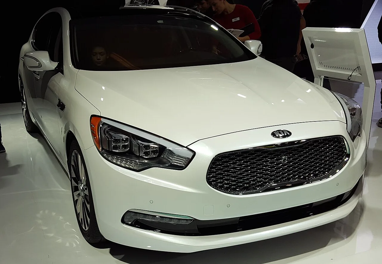 Kia K900, side