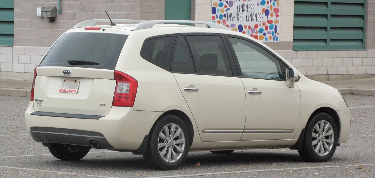Kia Rondo, rear
