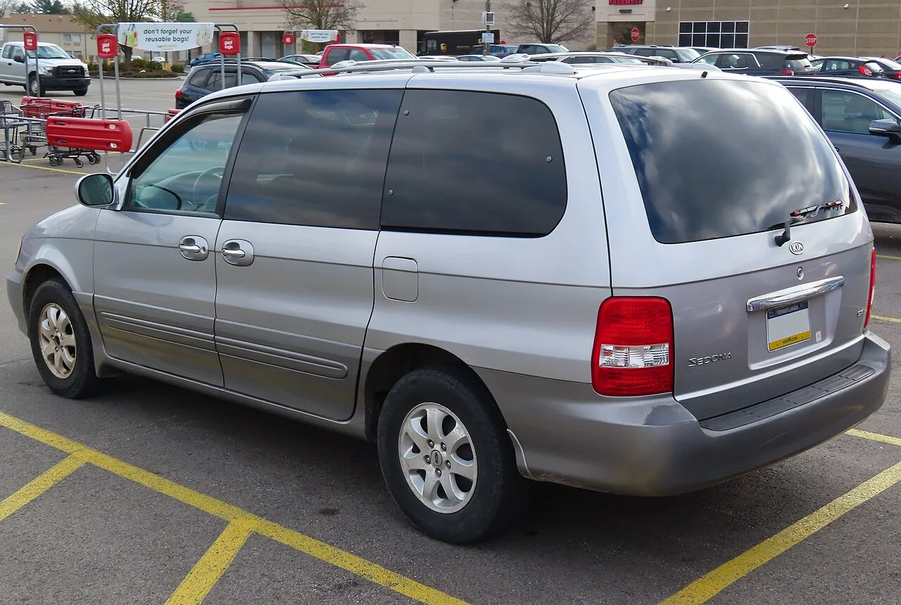 Kia Sedona, rear