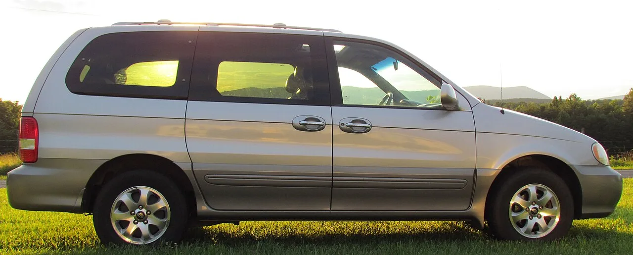 Kia Sedona, side