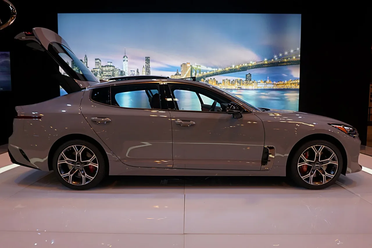 Kia Stinger, side