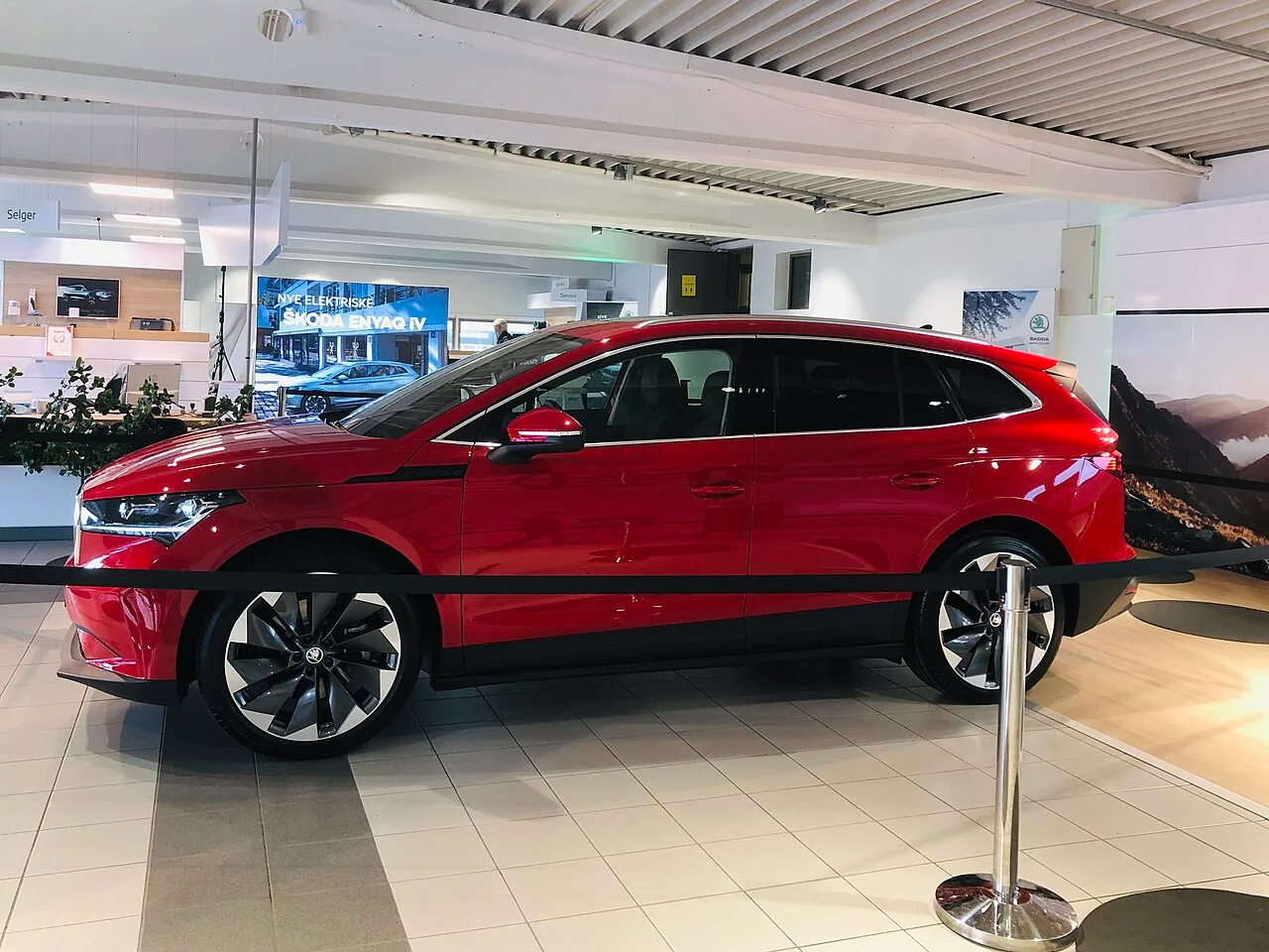 Škoda Enyaq, side
