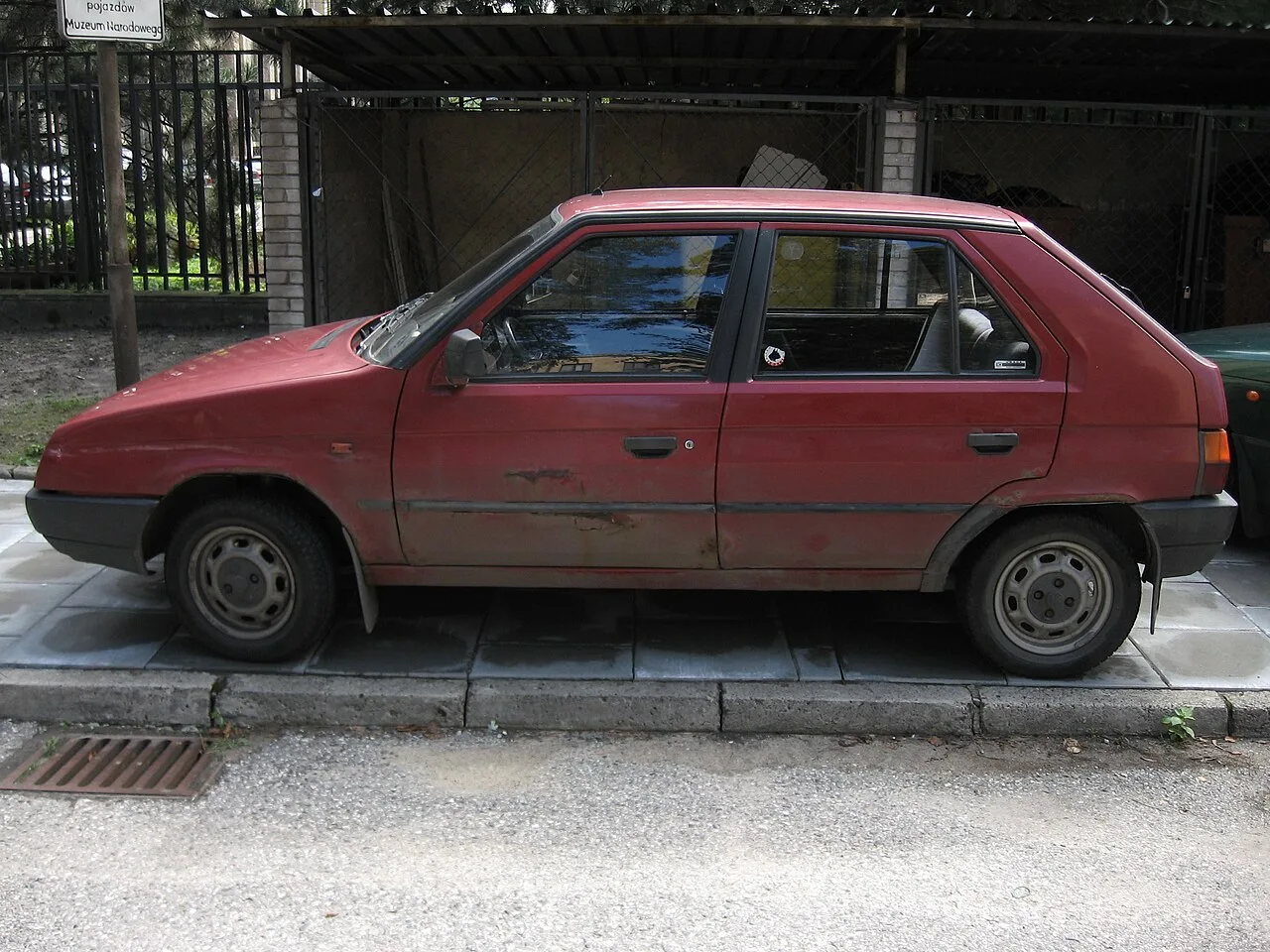 Škoda Favorit, side
