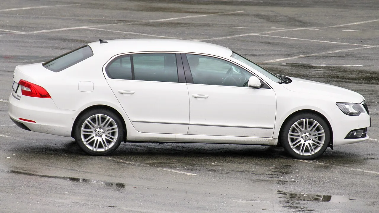 Škoda Superb B5, side