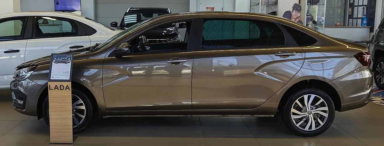 Lada Aura, side
