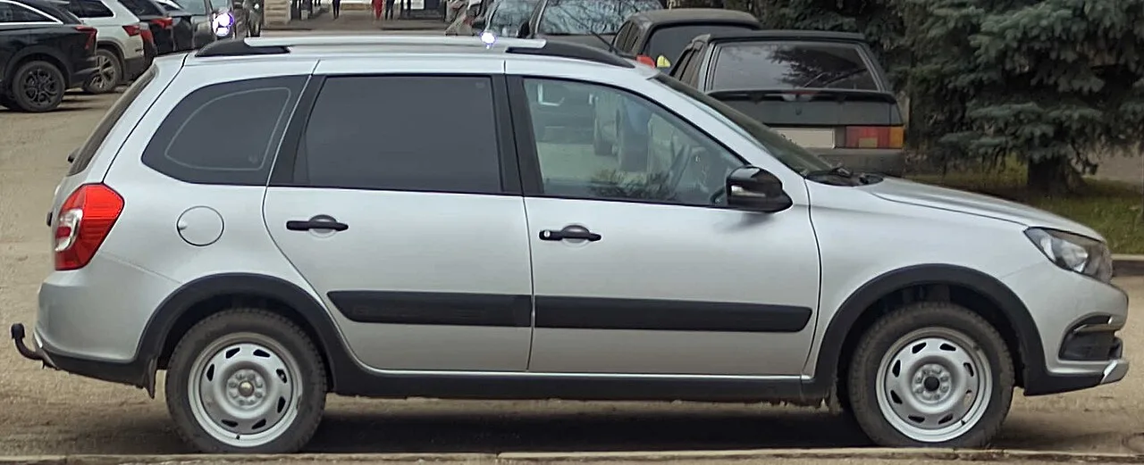 Lada Granta, side