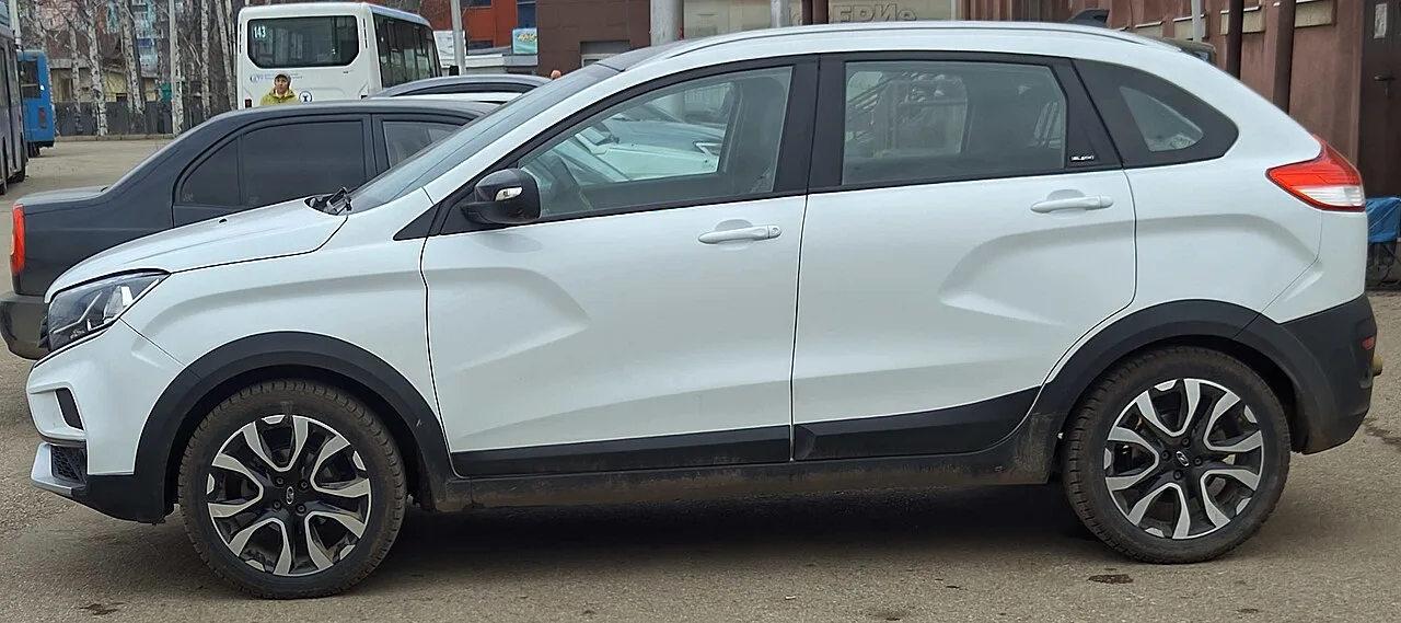 Lada XRAY, side