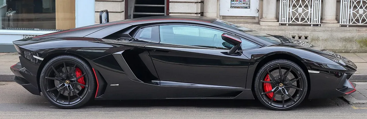 Lamborghini Aventador, side