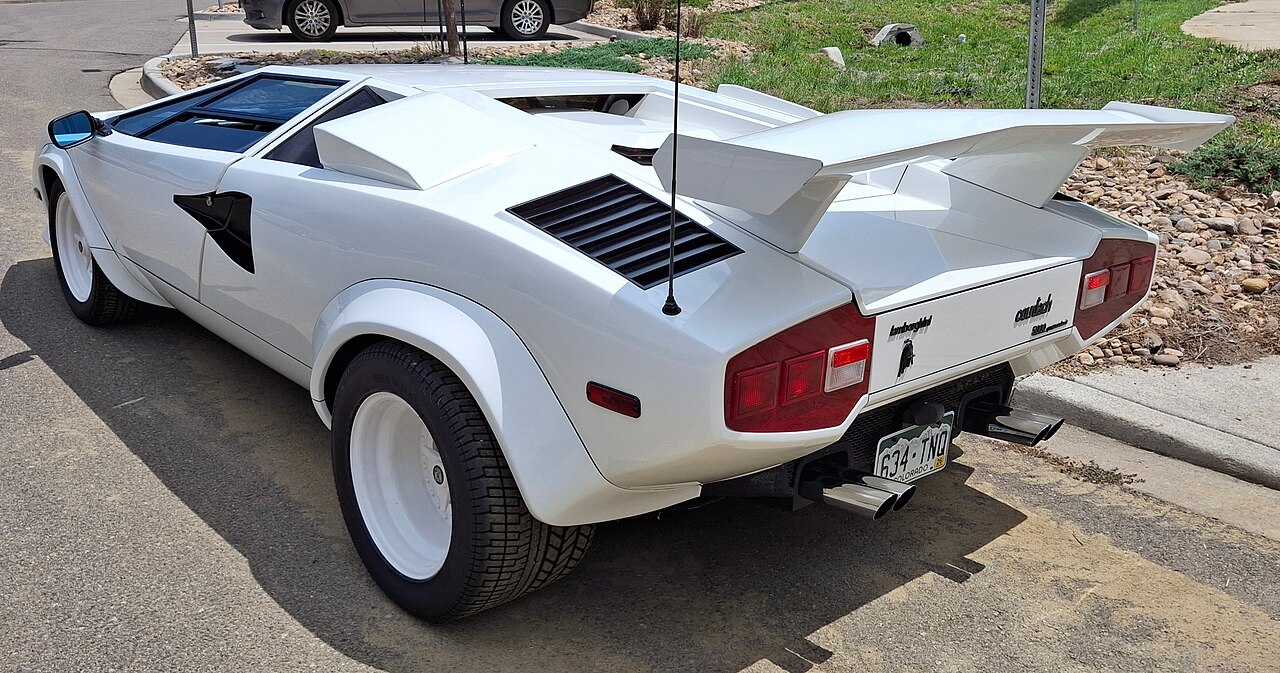 Lamborghini Countach, side