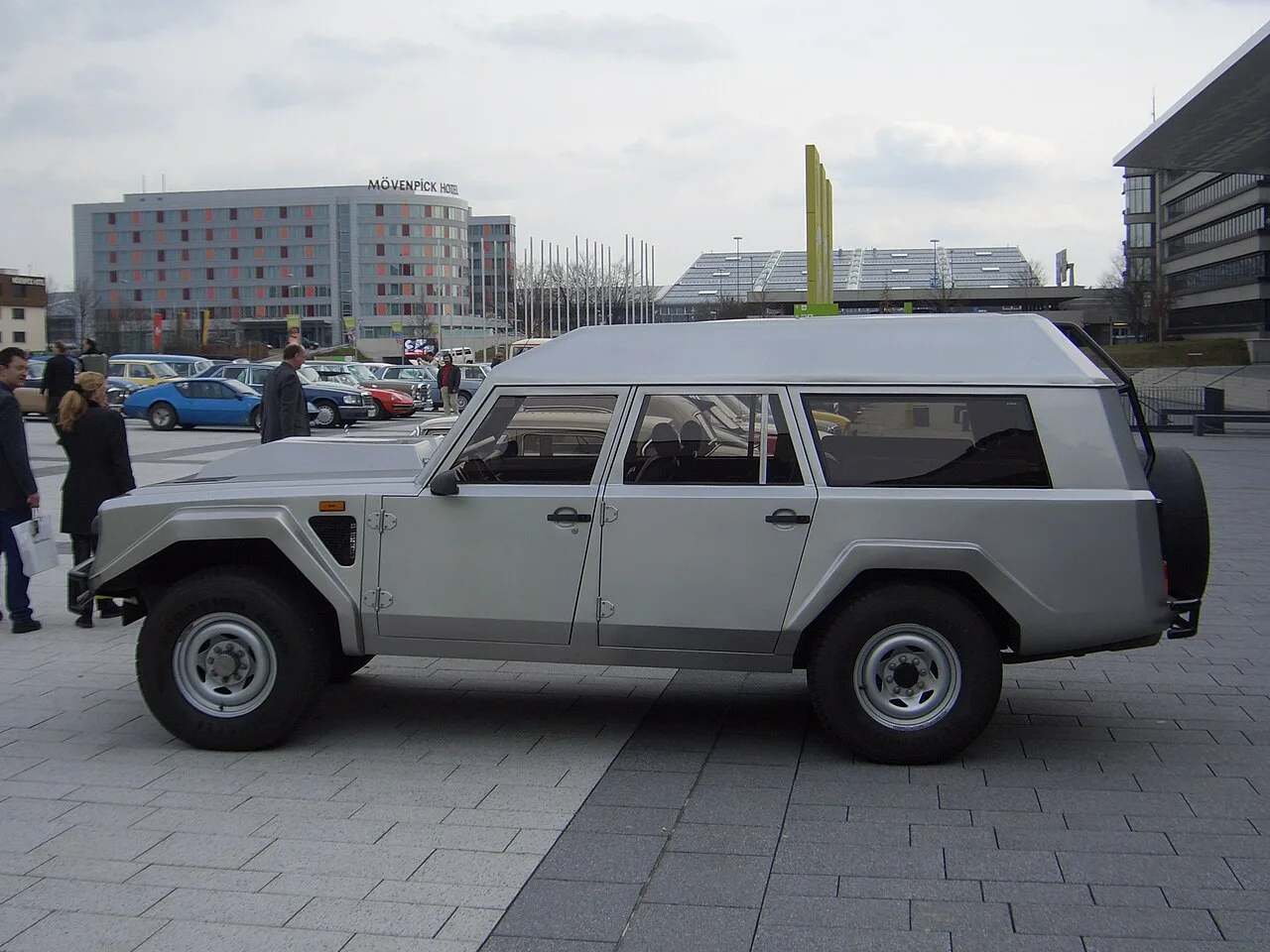 Lamborghini LM002, side