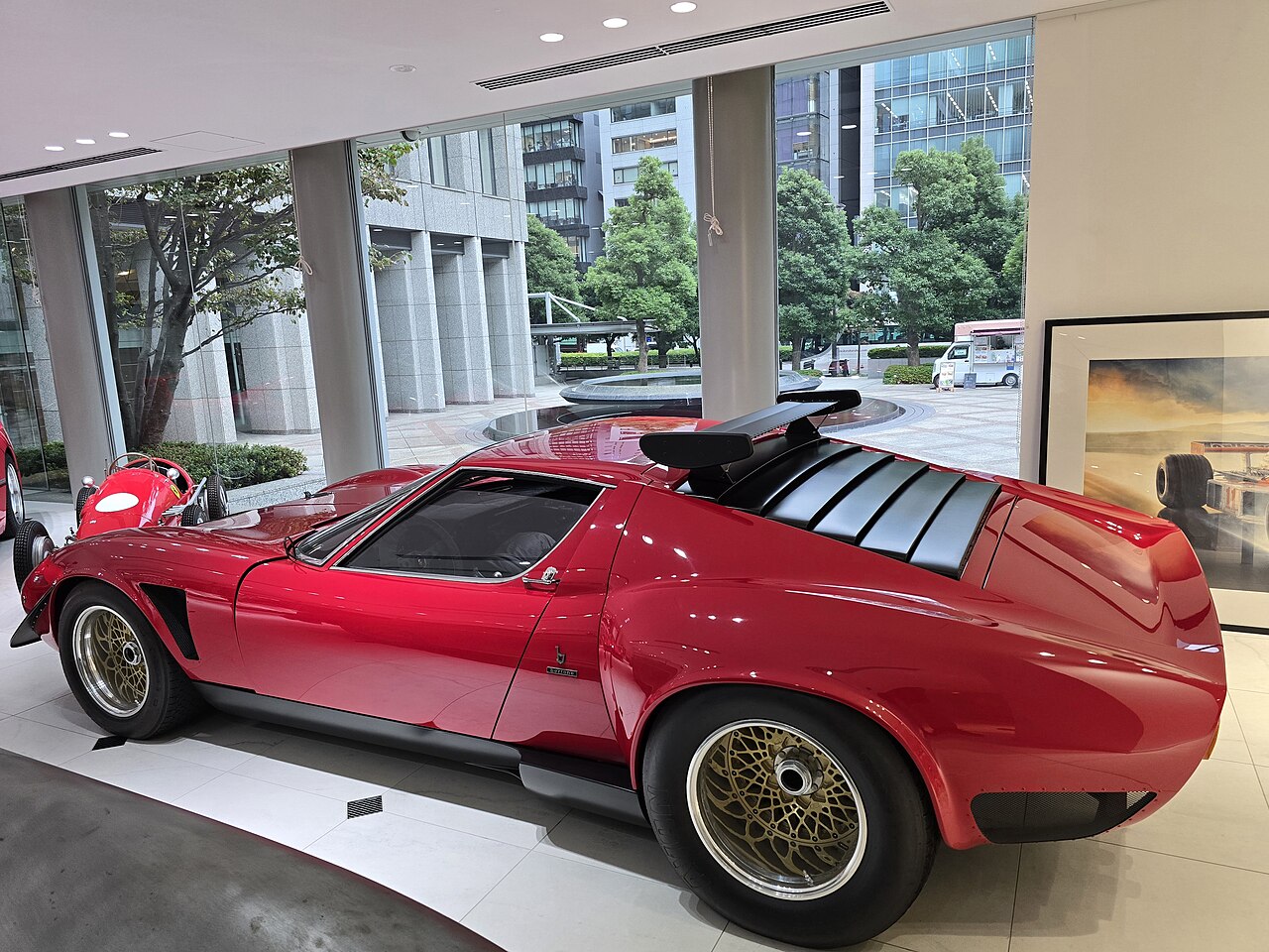 Lamborghini Miura, side
