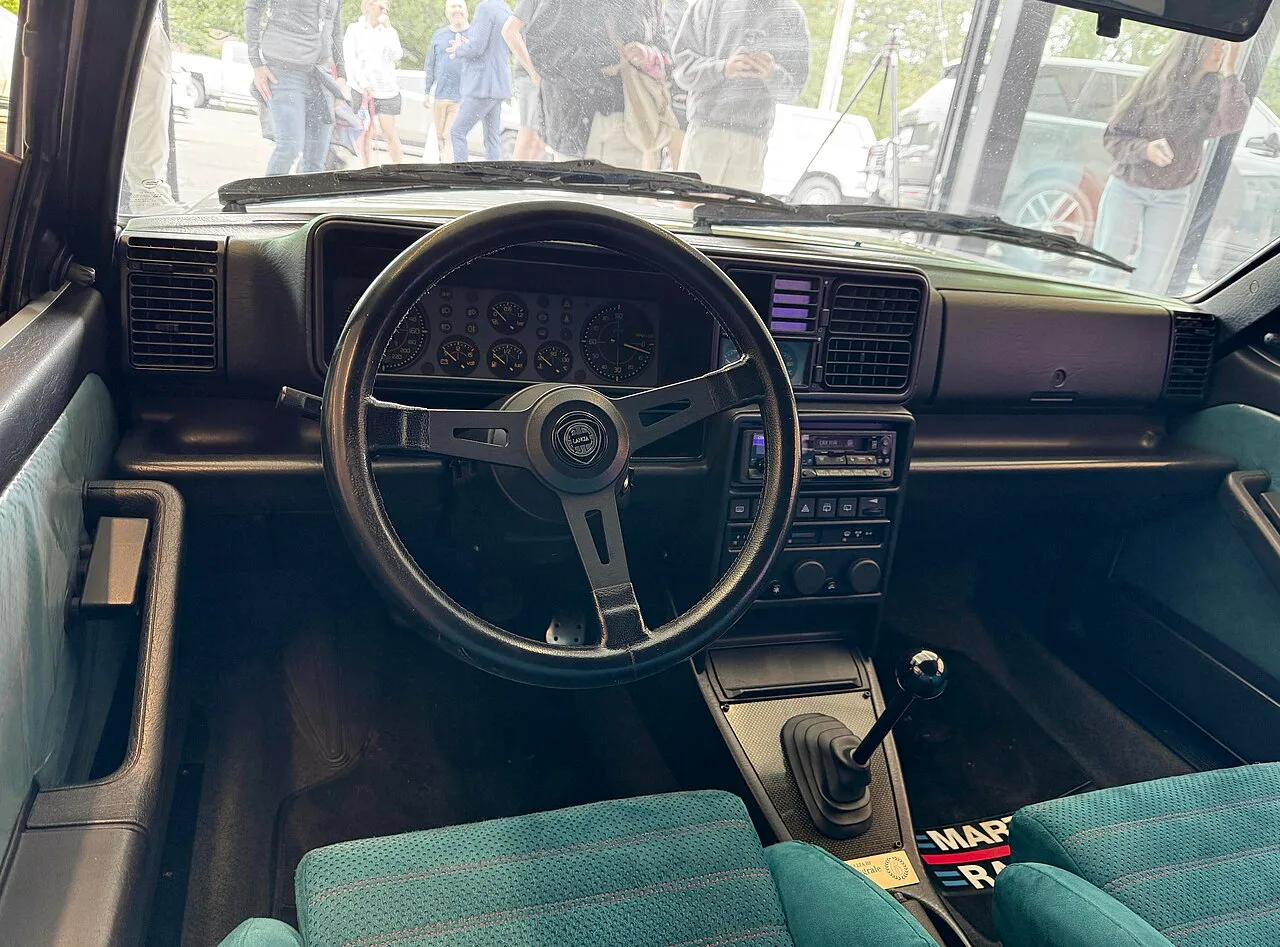 Lancia Delta HF Integrale Evoluzione, interior