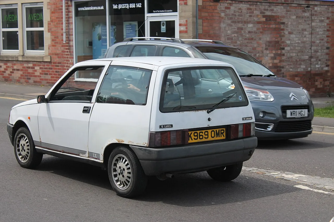 Lancia Y10, rear