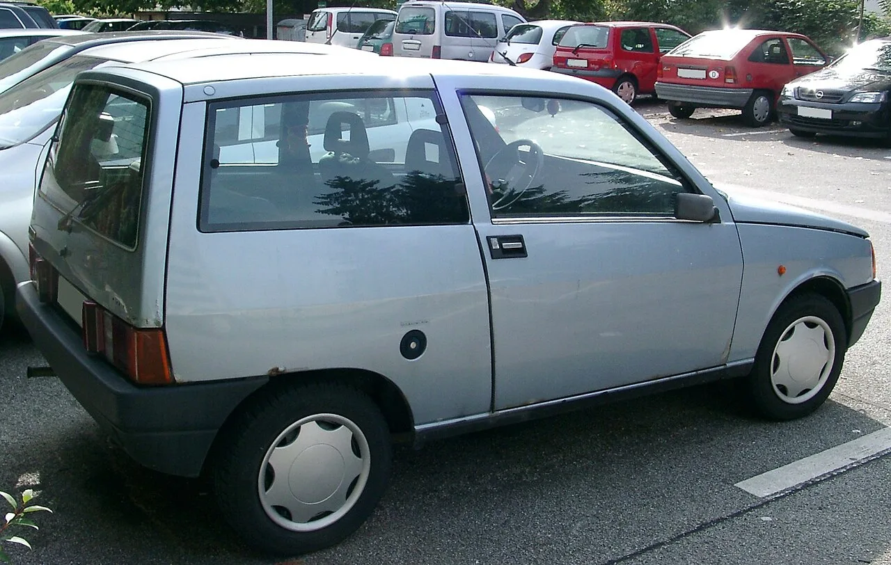 Lancia Y10, side