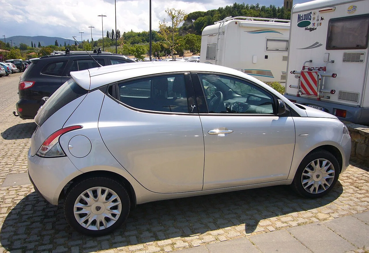 Lancia Ypsilon, side