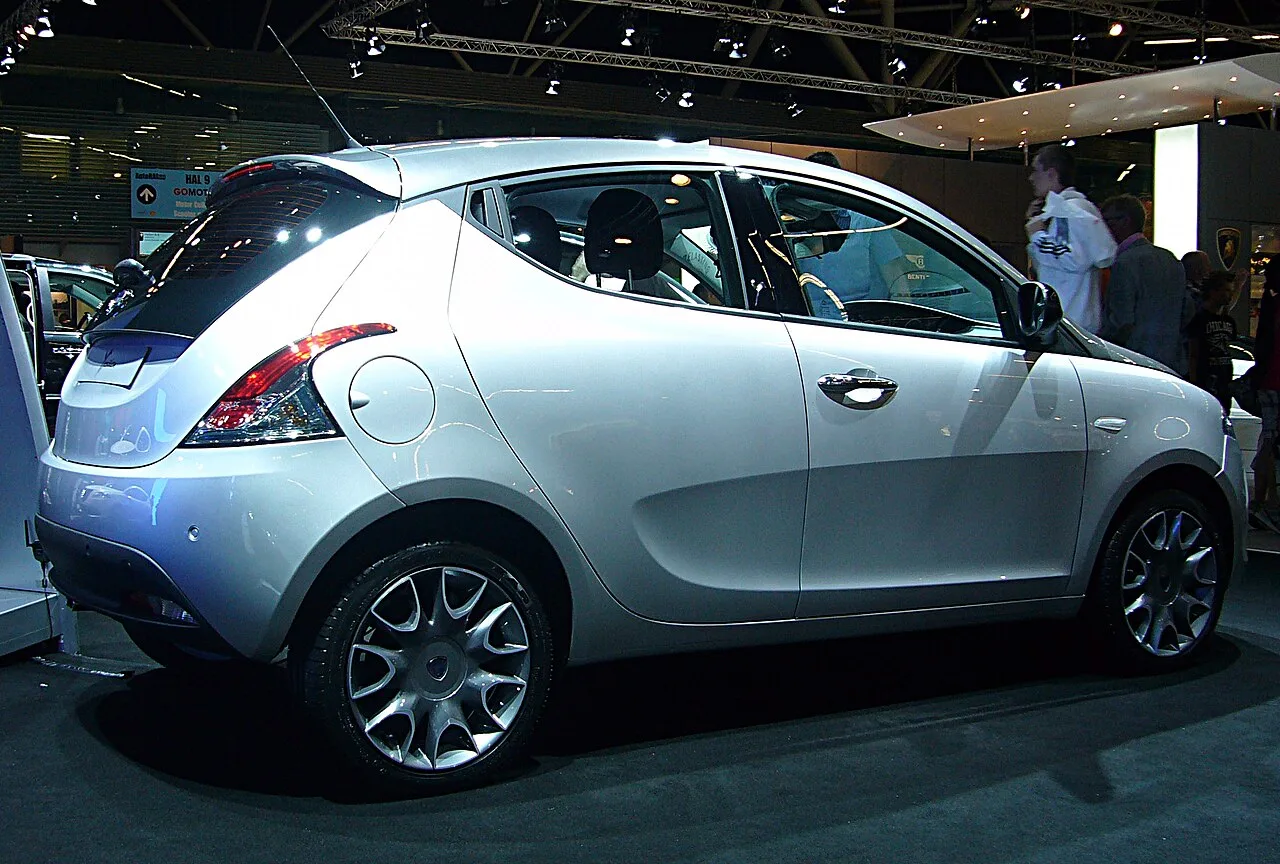 Lancia Ypsilon, side