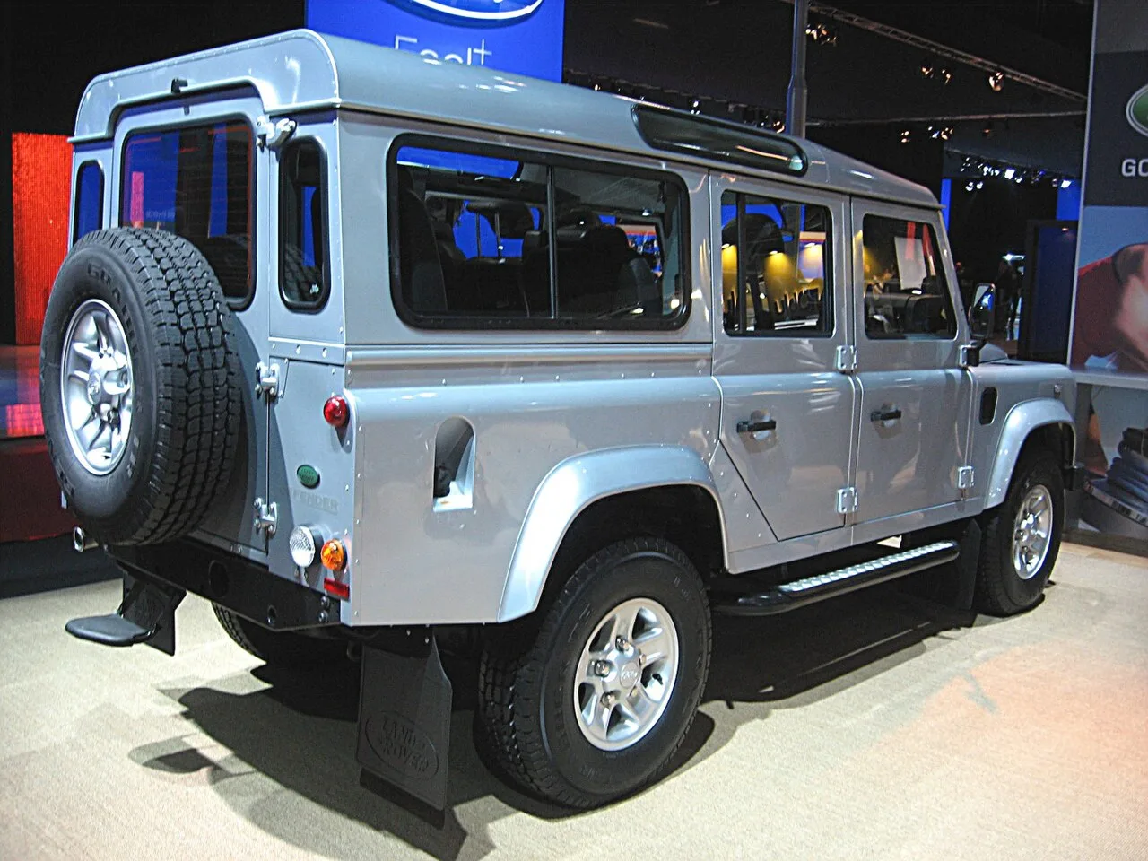 Land Rover Defender, rear