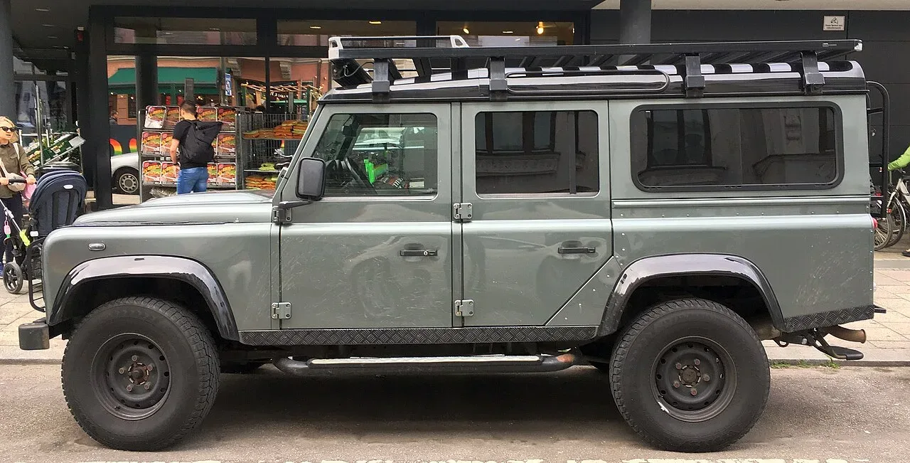 Land Rover Defender 90, side