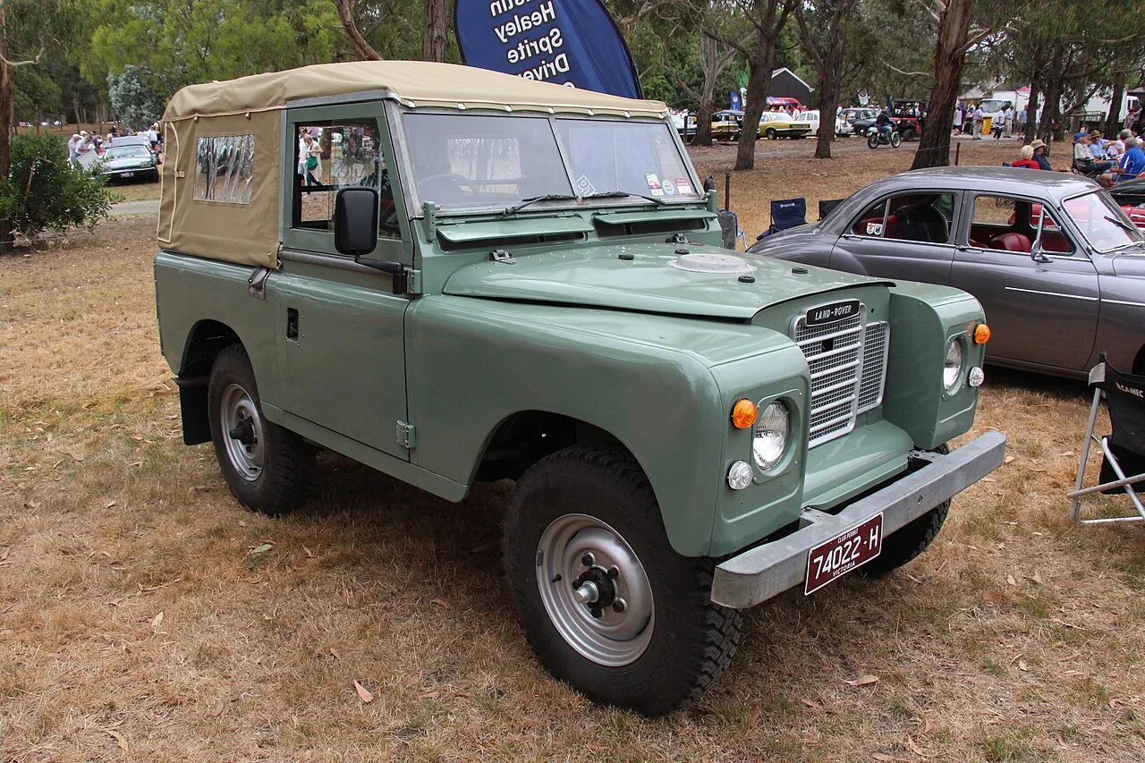 Land Rover Series III, side
