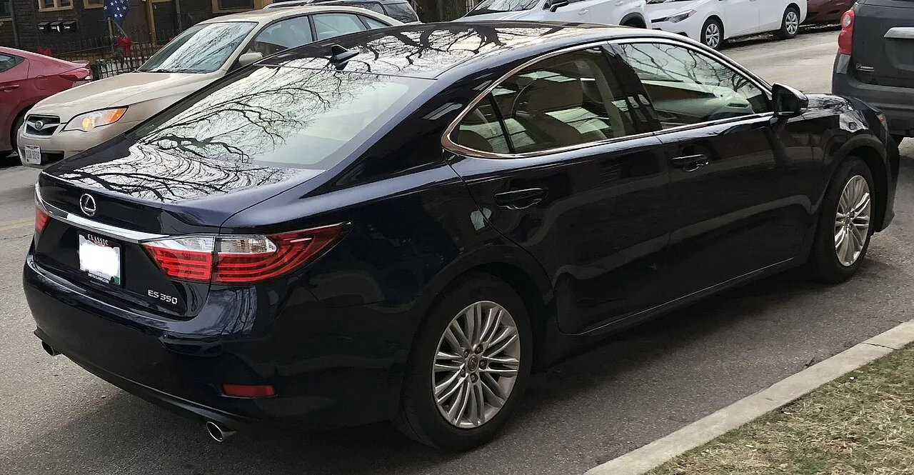 Lexus ES, rear