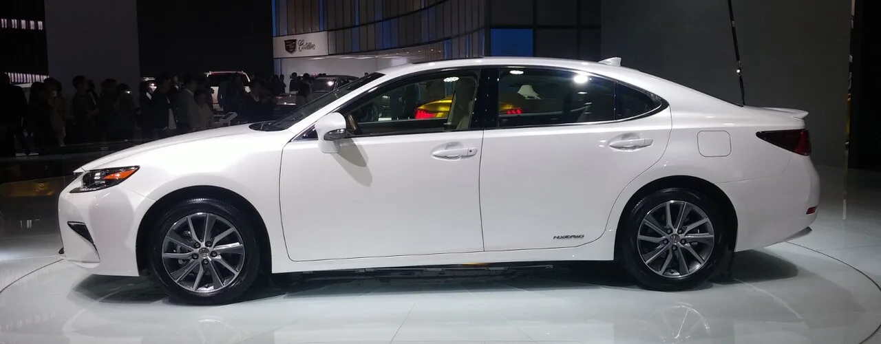 Lexus ES, side