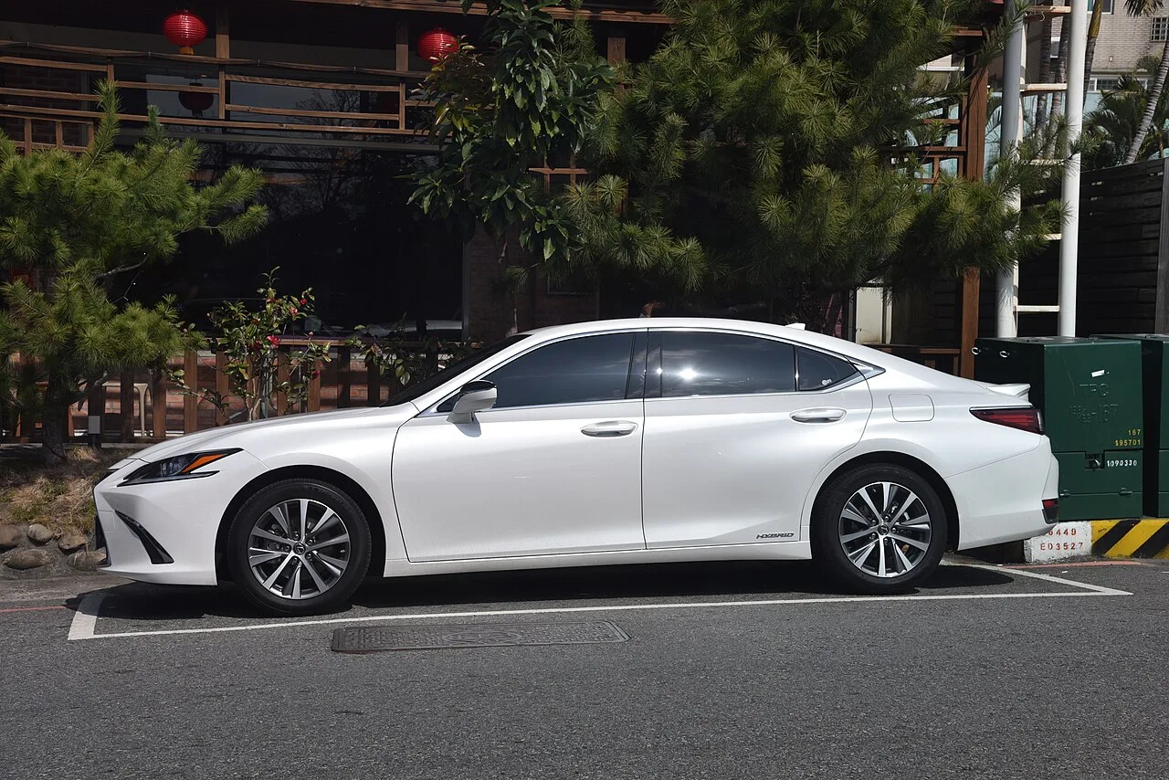 Lexus ES, side