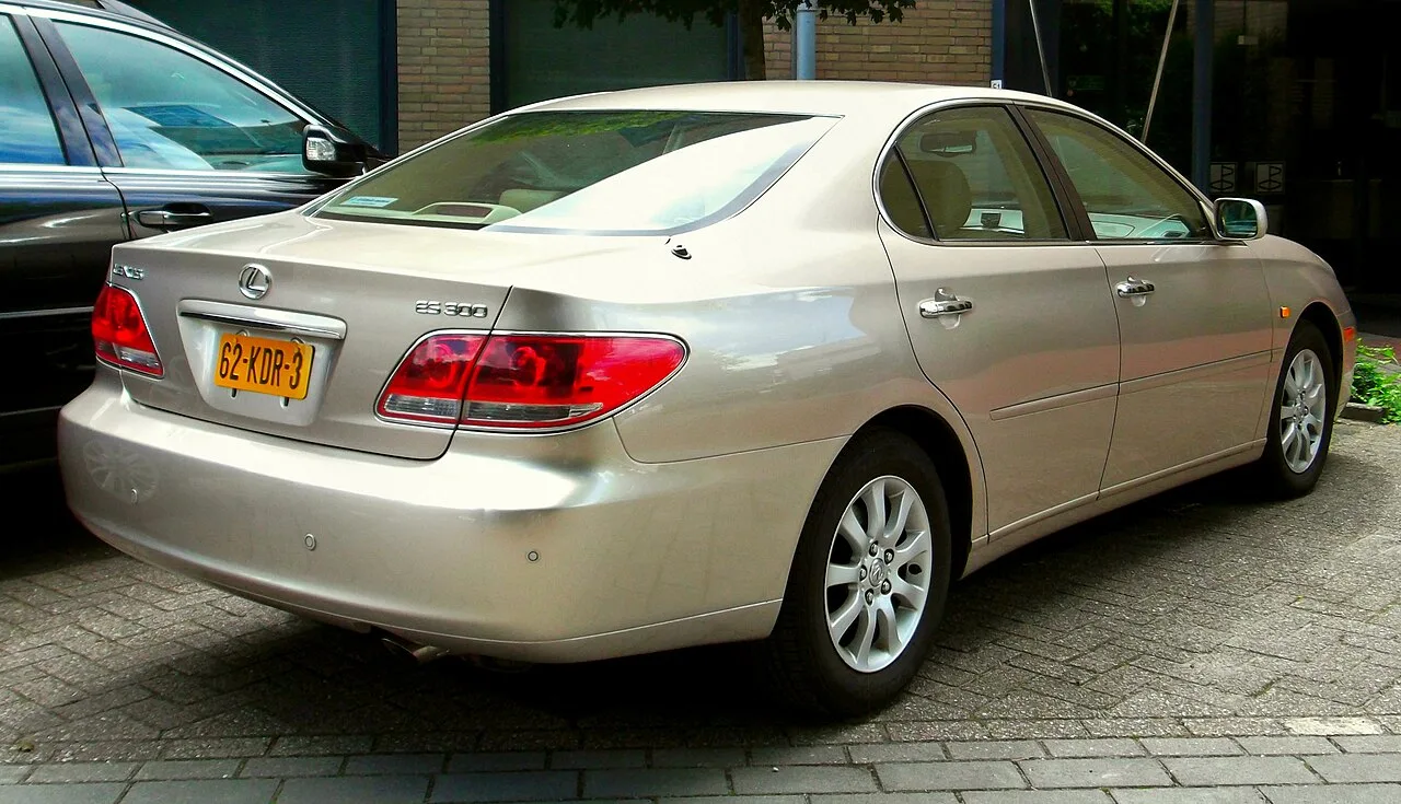 Lexus ES, rear