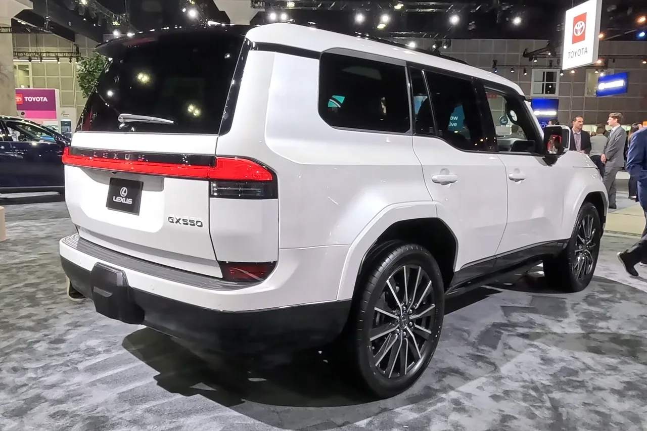 Lexus GX, rear