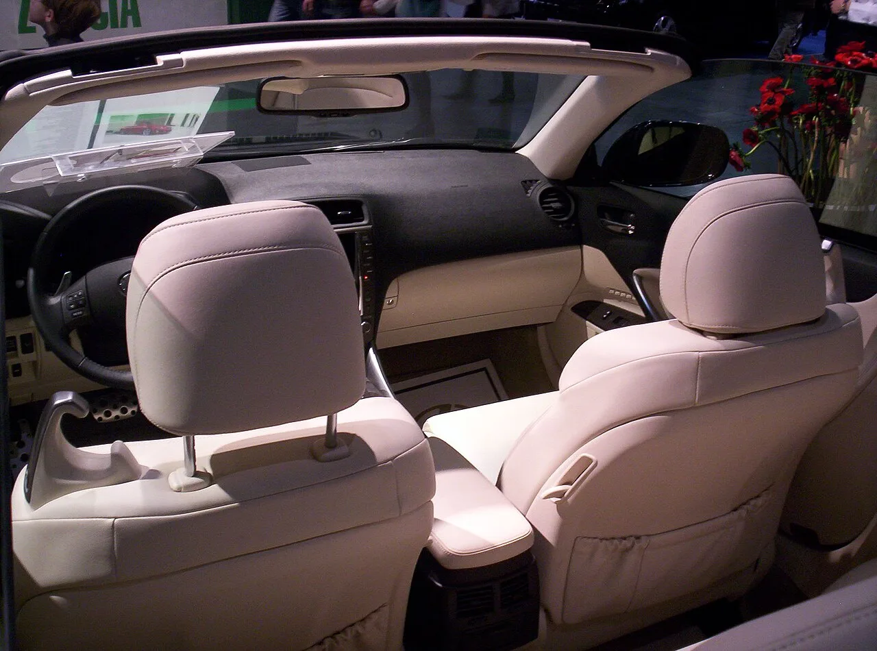 Lexus IS, interior