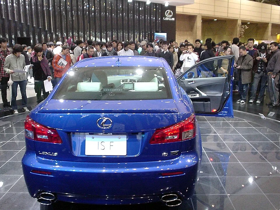 Lexus IS, rear