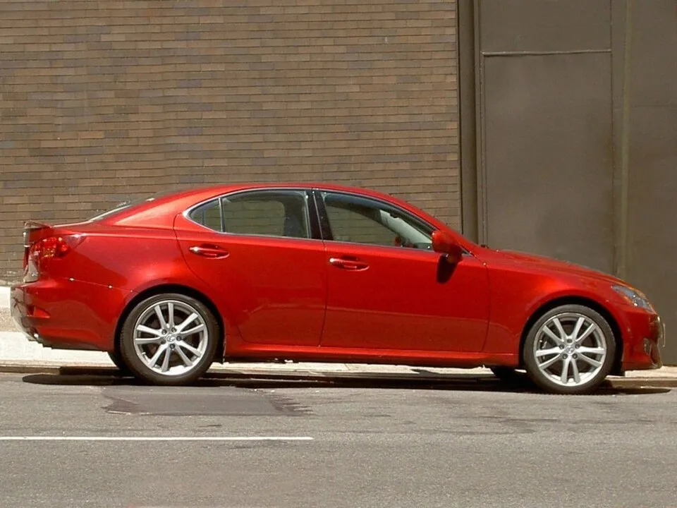 Lexus IS, side