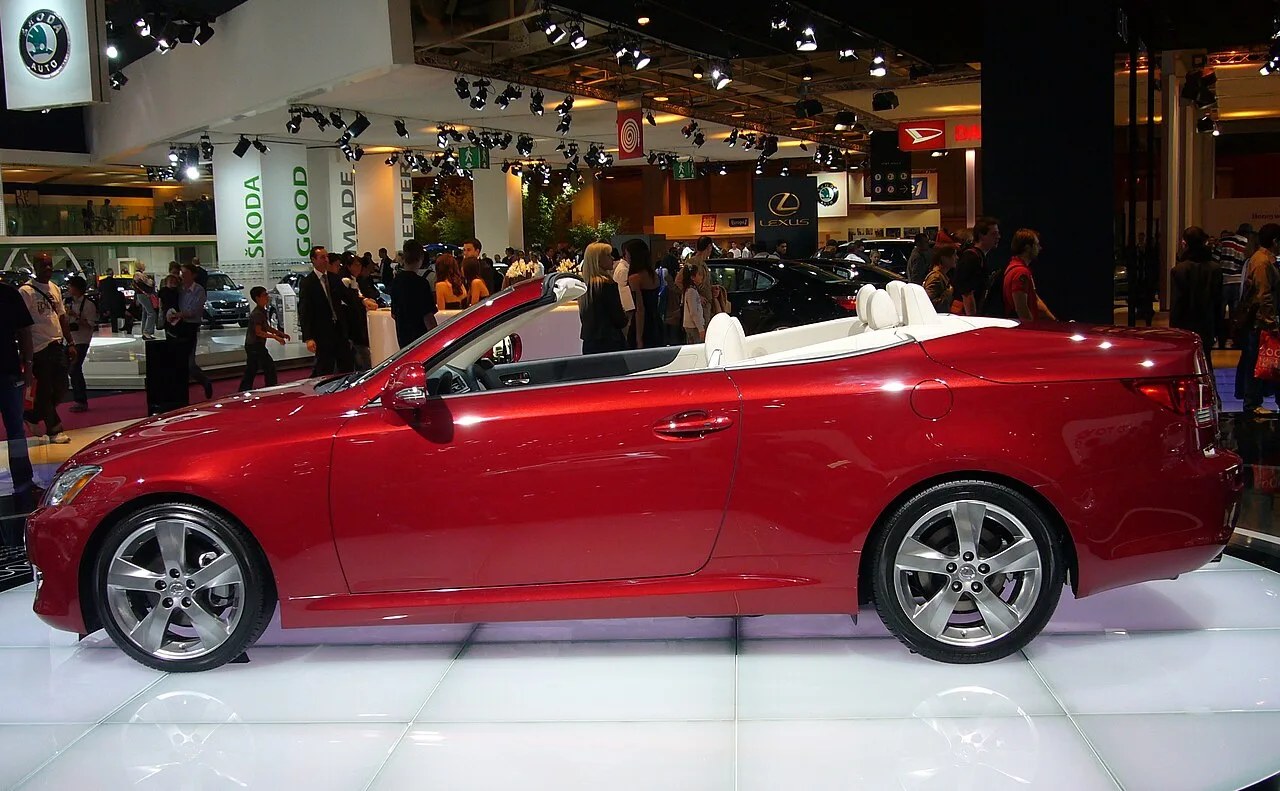 Lexus IS, side