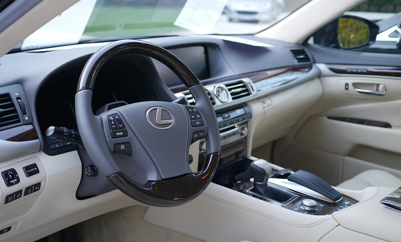 Lexus LS, interior
