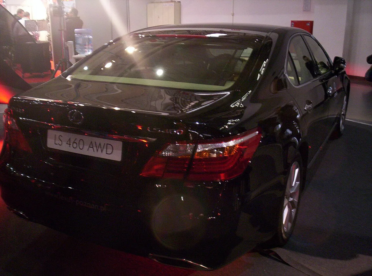 Lexus LS, rear