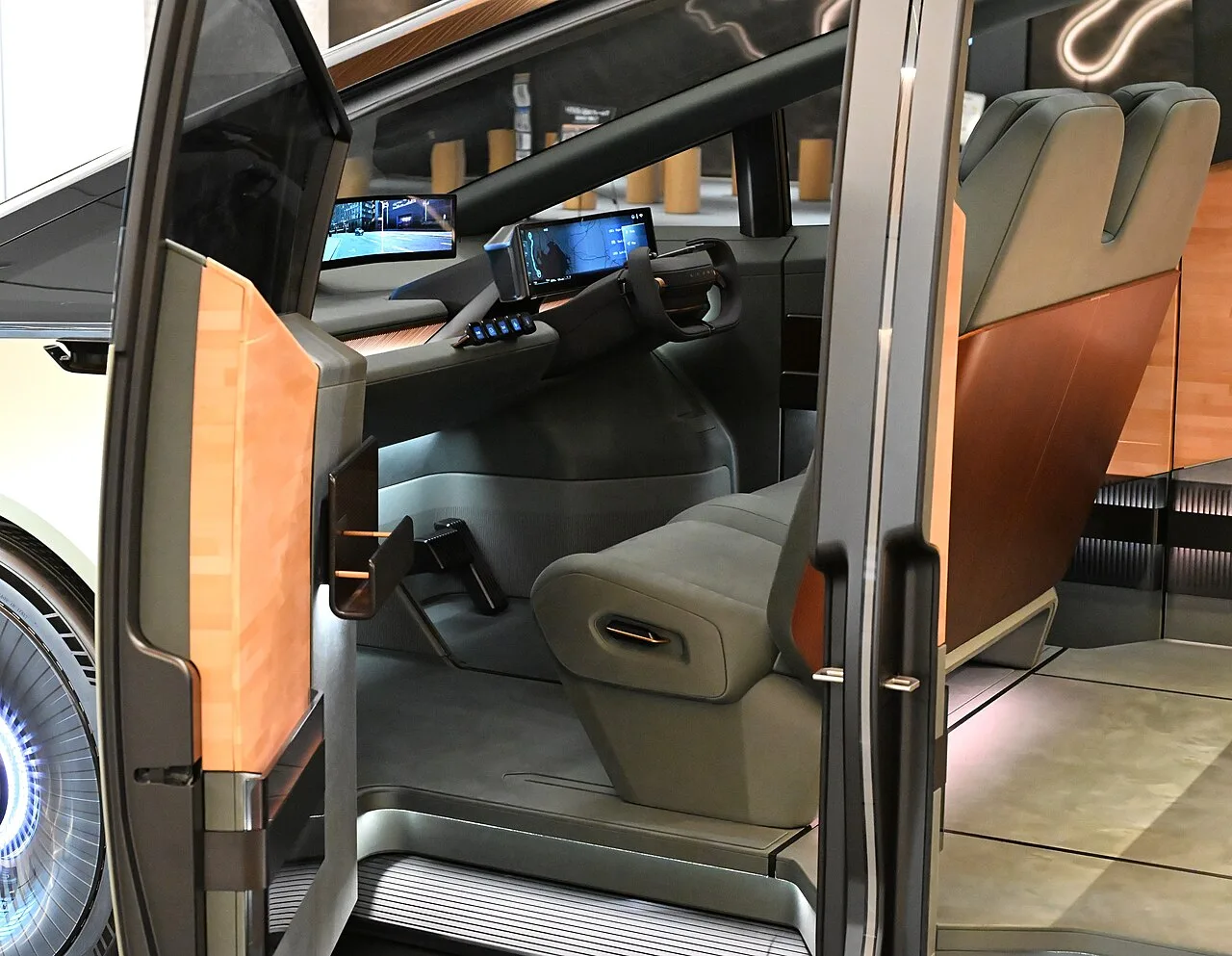 Lexus LS, interior