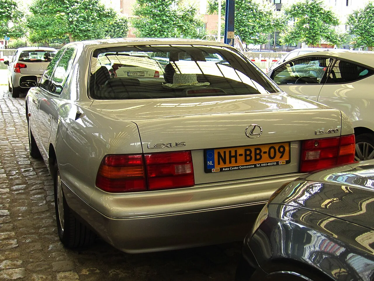 Lexus LS, rear