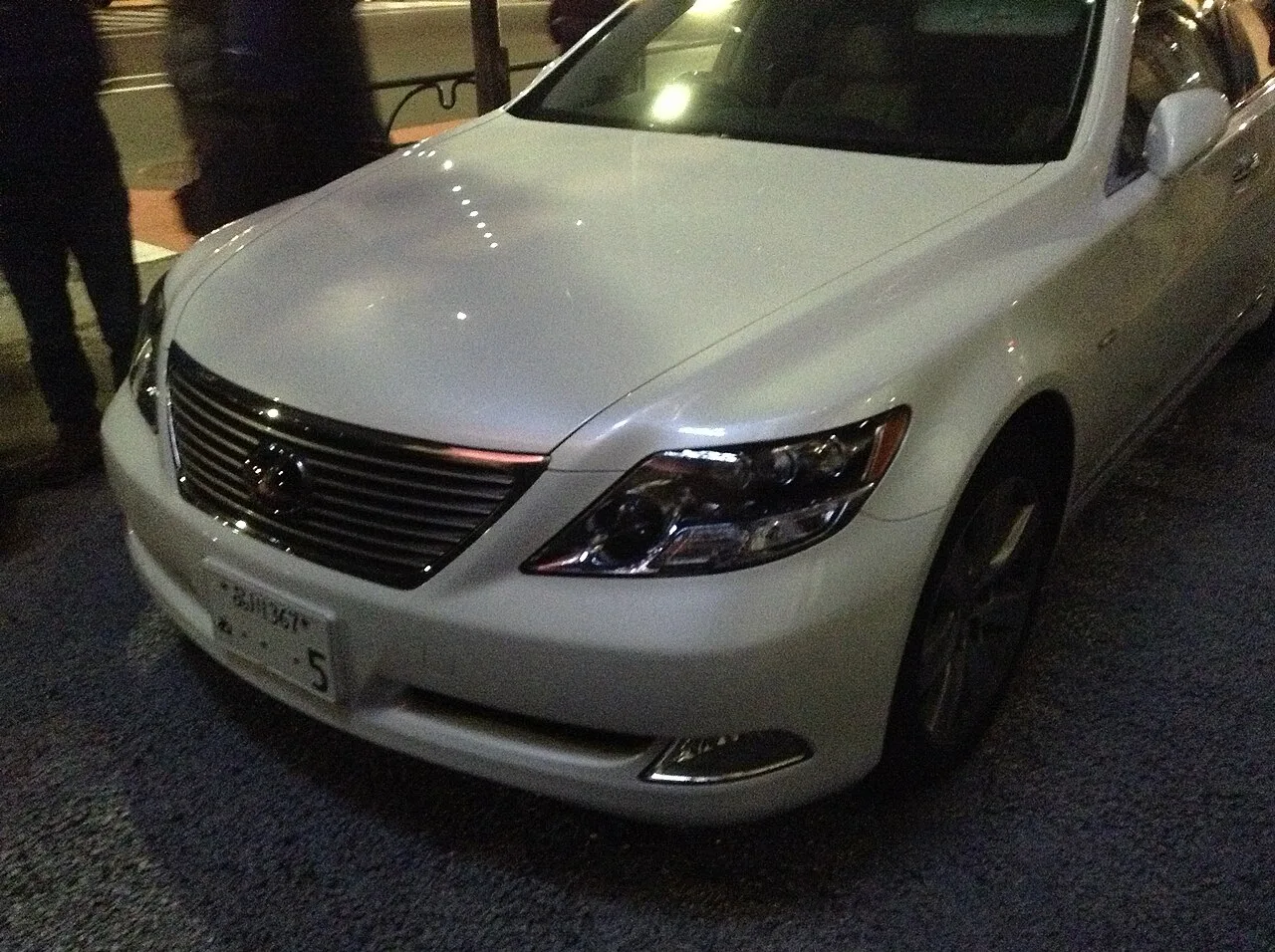 Lexus LS, side